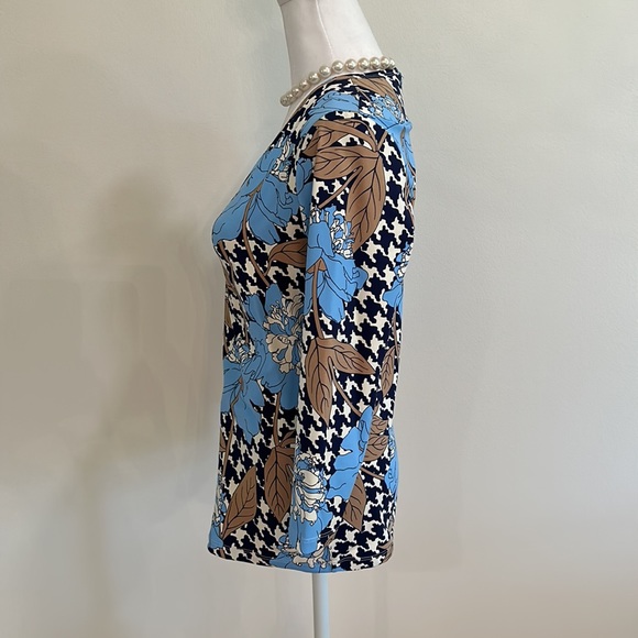 J. McLaughlin Signature Tee in a blue/brown floral pattern - Picture 2 of 10